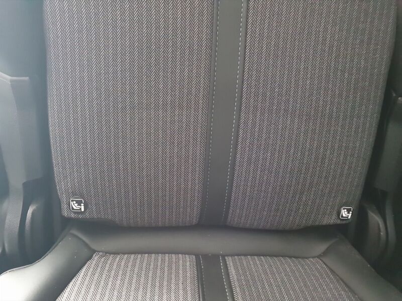 More views of Peugeot 5008