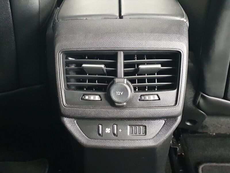 More views of Peugeot 5008