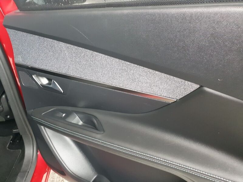 More views of Peugeot 5008