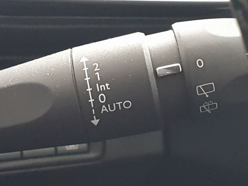 More views of Peugeot 5008