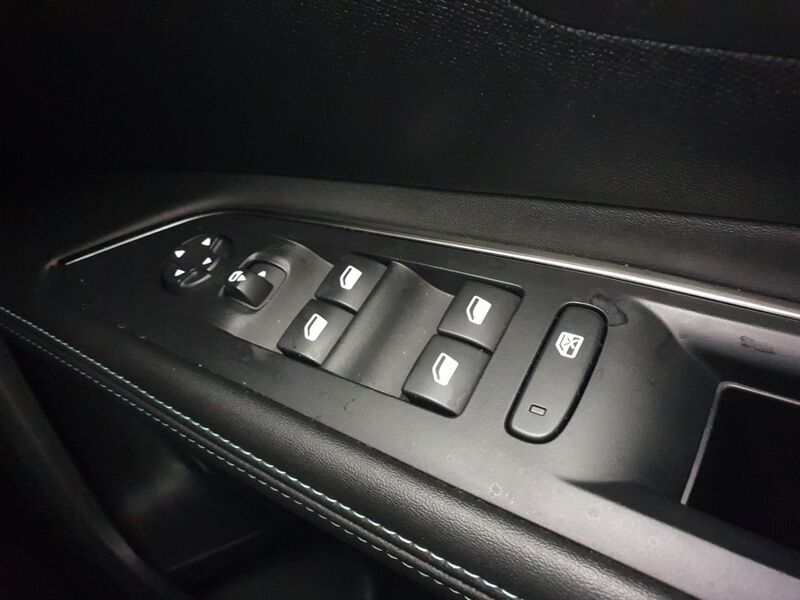 More views of Peugeot 5008