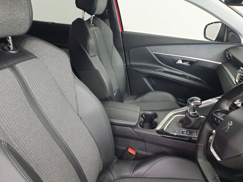 More views of Peugeot 5008