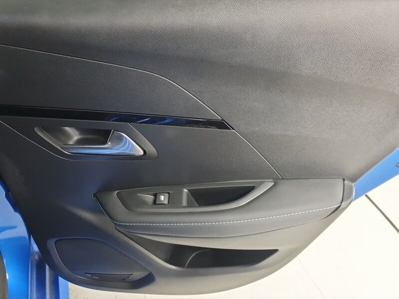 More views of Peugeot 208