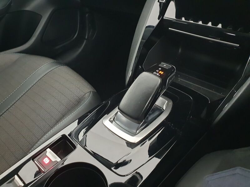 More views of Peugeot 208