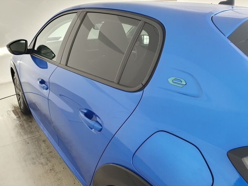 More views of Peugeot 208