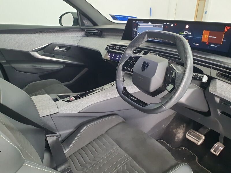 More views of Peugeot 5008