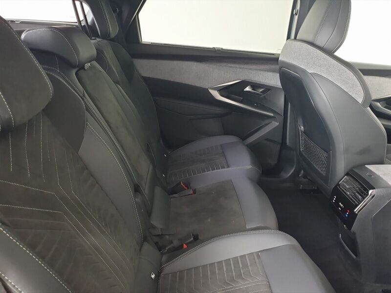 More views of Peugeot 5008