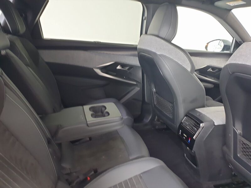 More views of Peugeot 5008