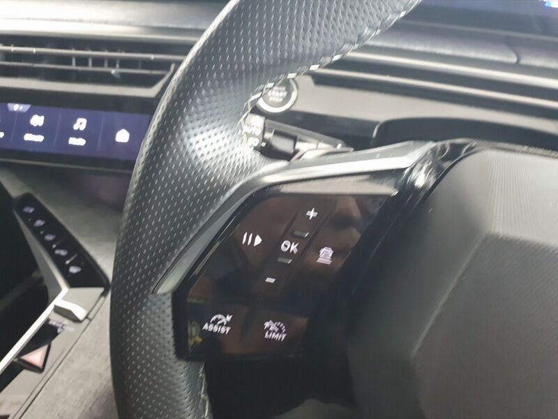 More views of Peugeot 5008