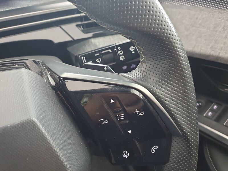 More views of Peugeot 5008