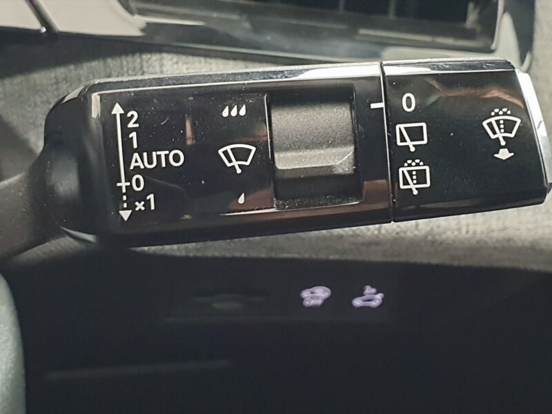 More views of Peugeot 5008
