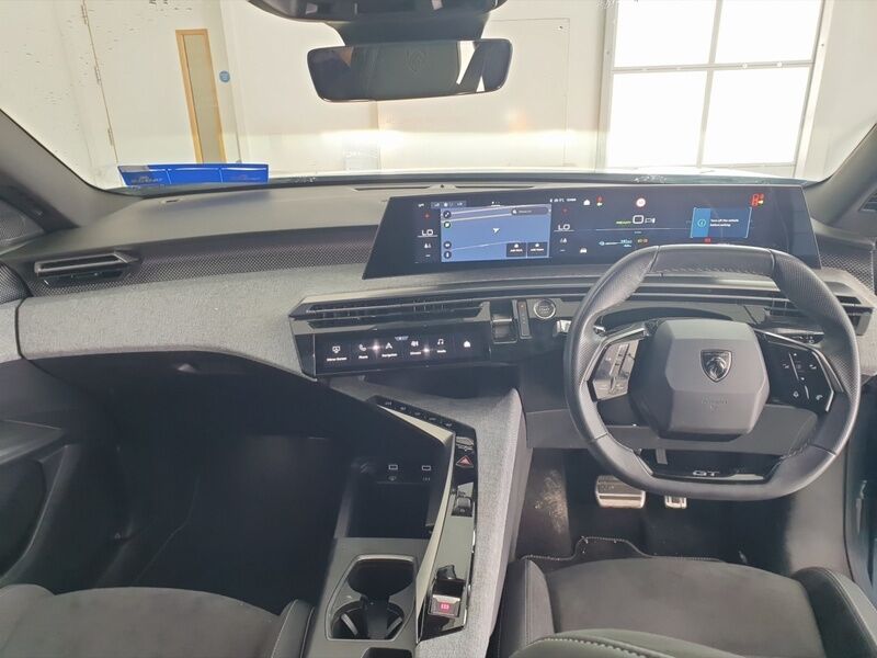 More views of Peugeot 5008