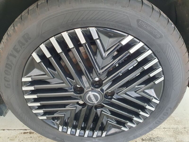 More views of Nissan Leaf