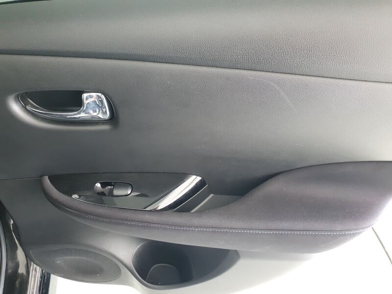 More views of Nissan Leaf