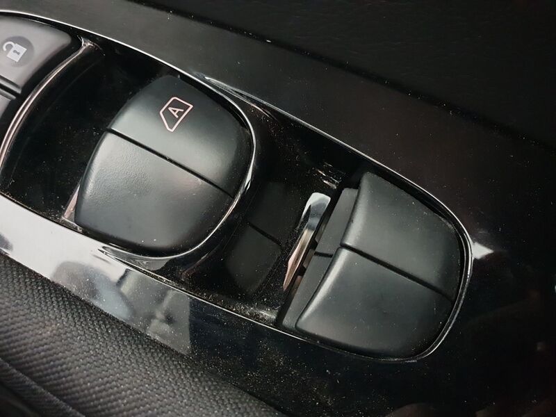 More views of Nissan Leaf