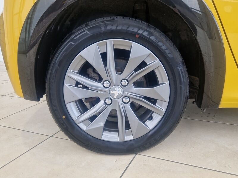 More views of Peugeot 208