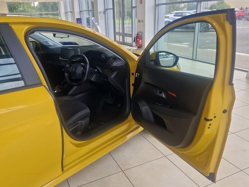 More views of Peugeot 208