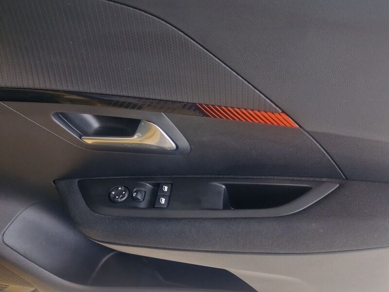 More views of Peugeot 208
