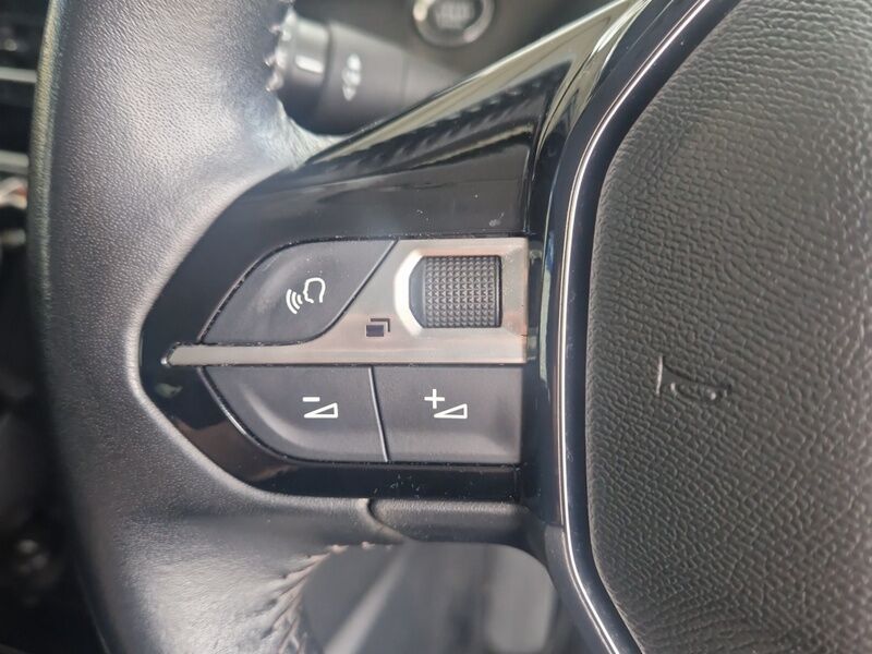 More views of Peugeot 208