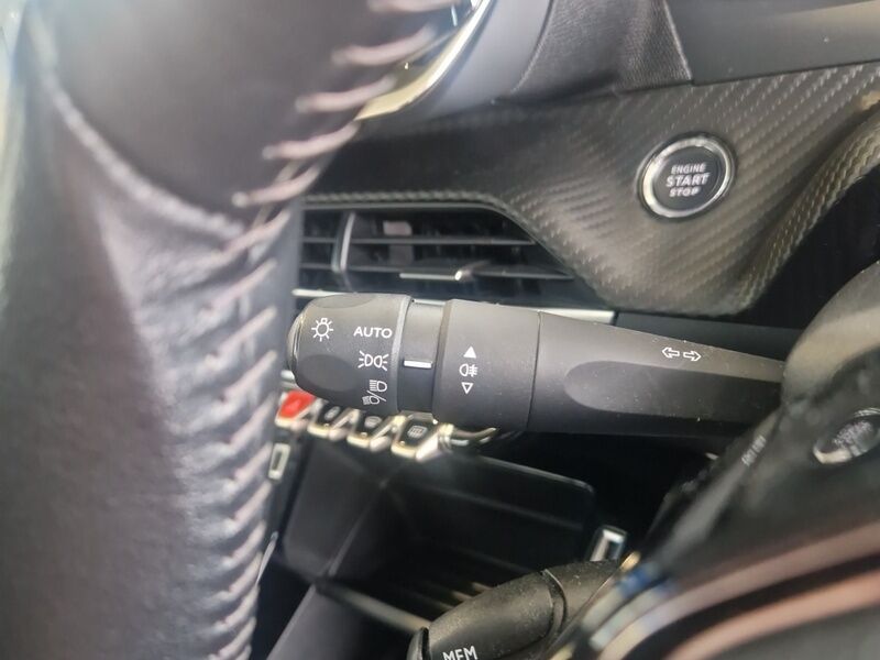 More views of Peugeot 208