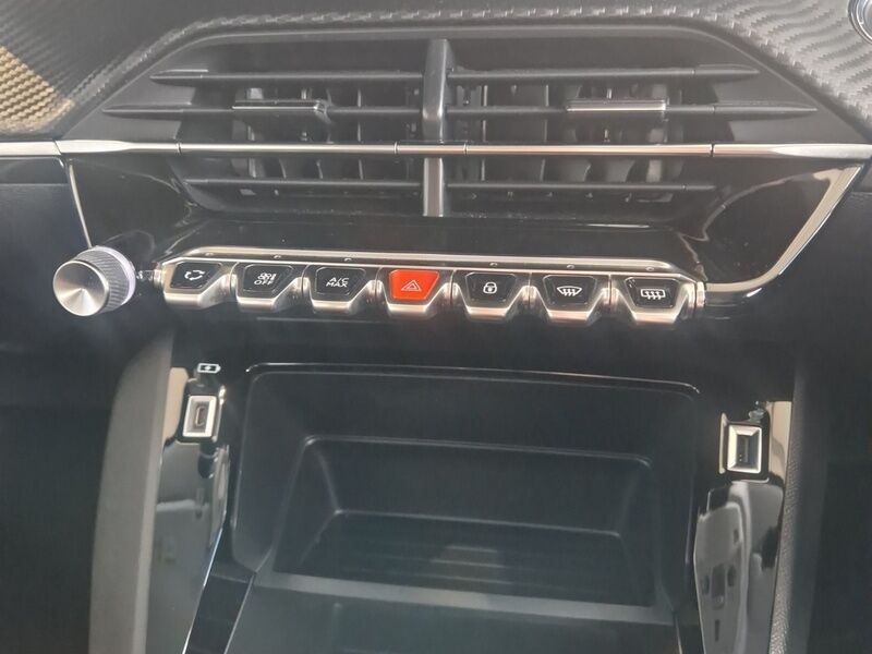 More views of Peugeot 208