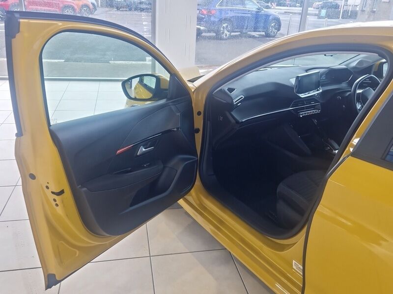 More views of Peugeot 208