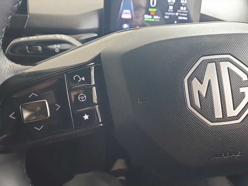 More views of MG MG4