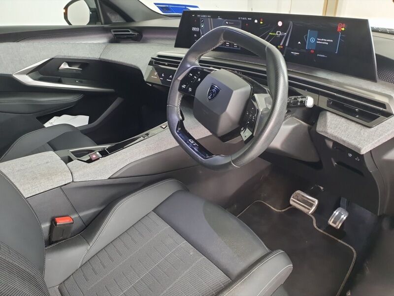 More views of Peugeot 5008