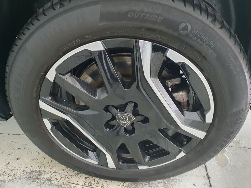 More views of Peugeot 5008
