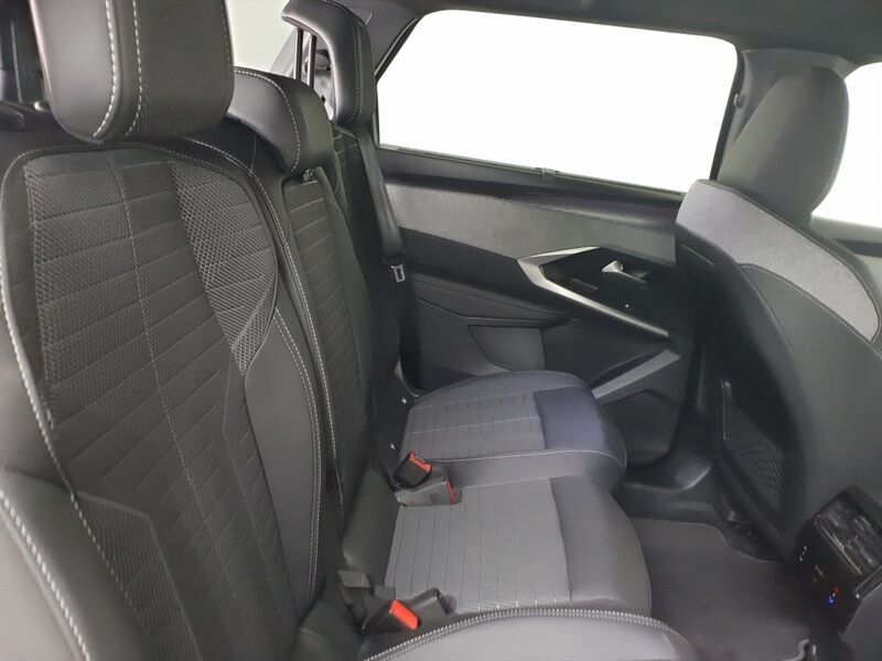 More views of Peugeot 5008