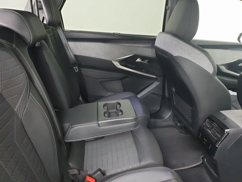 More views of Peugeot 5008
