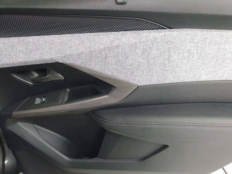 More views of Peugeot 5008