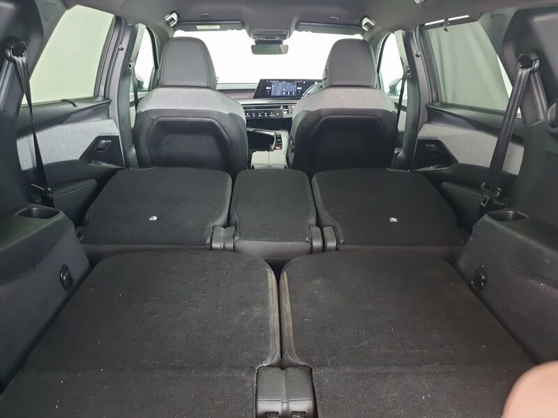 More views of Peugeot 5008