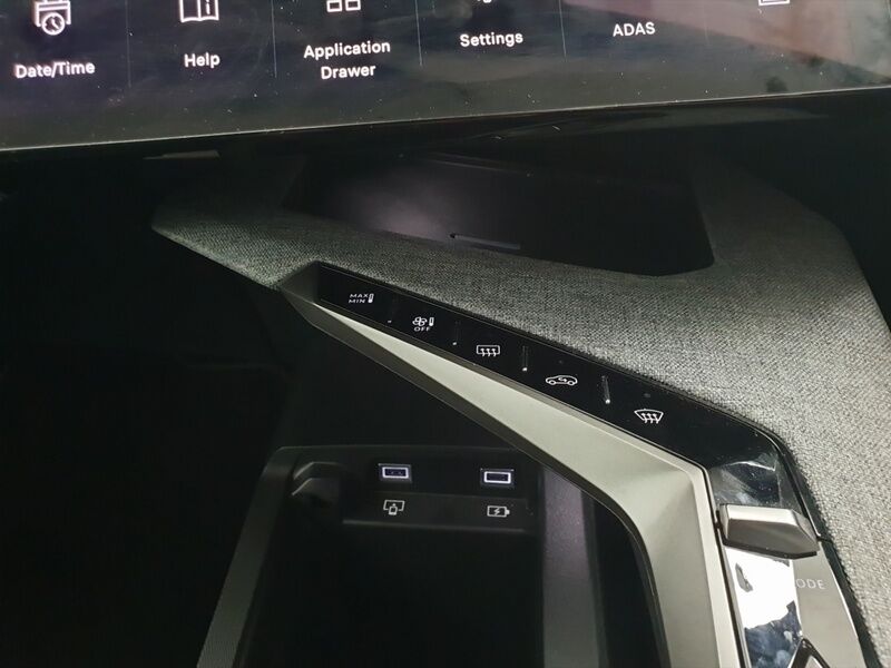 More views of Peugeot 5008
