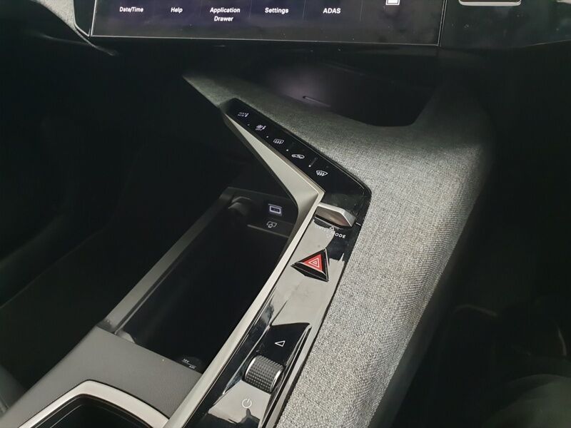 More views of Peugeot 5008
