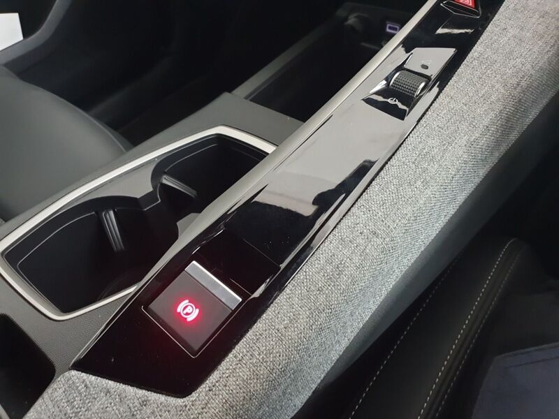 More views of Peugeot 5008