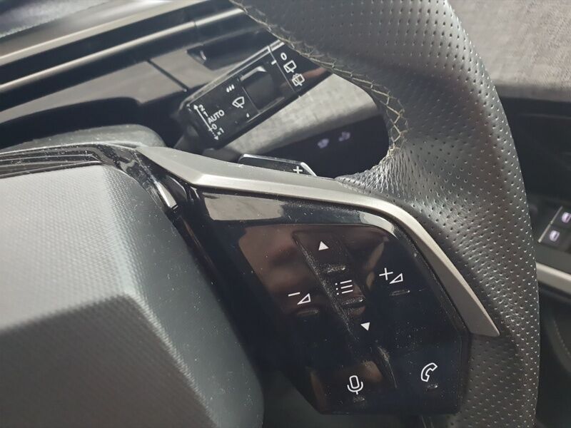 More views of Peugeot 5008