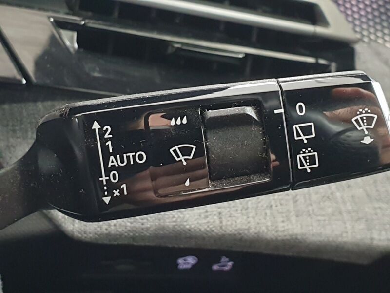 More views of Peugeot 5008