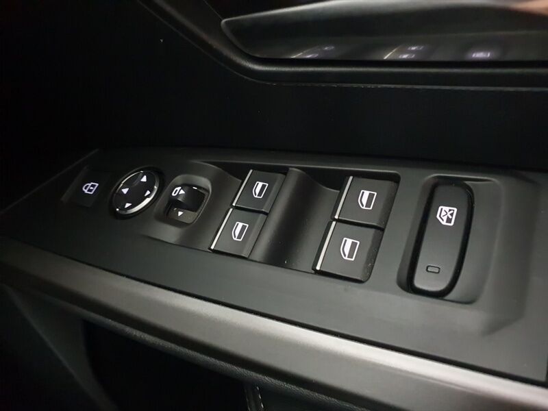More views of Peugeot 5008