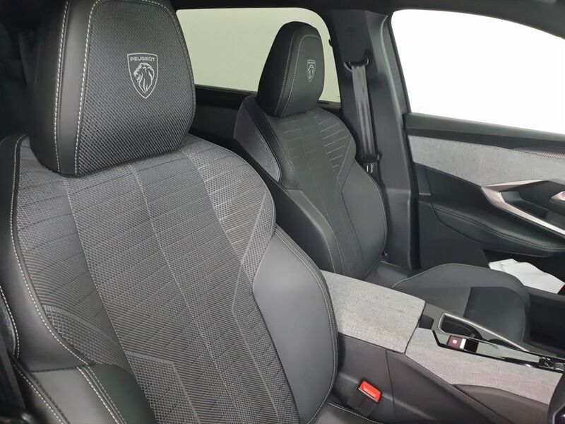 More views of Peugeot 5008