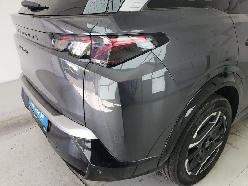 More views of Peugeot 5008