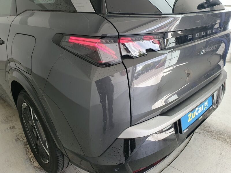 More views of Peugeot 5008