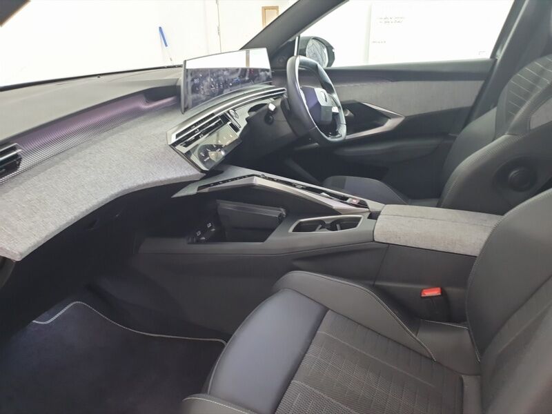 More views of Peugeot 5008