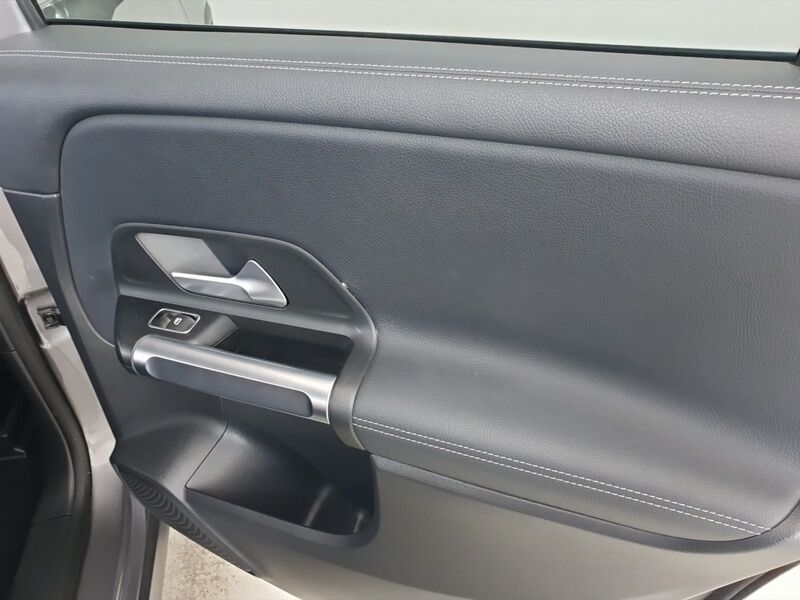 More views of Mercedes-Benz EQB