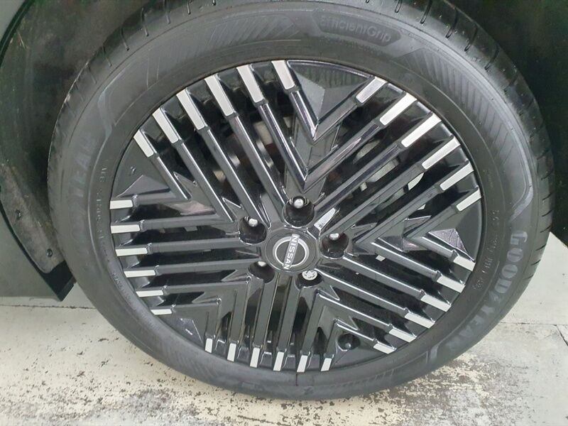 More views of Nissan Leaf