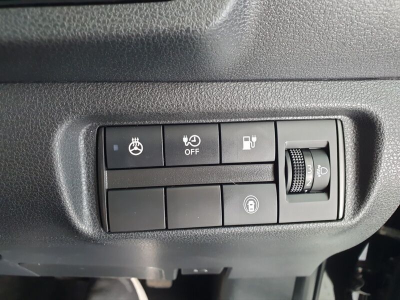 More views of Nissan Leaf
