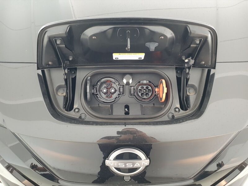 More views of Nissan Leaf