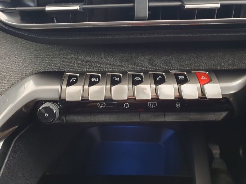 More views of Peugeot 3008