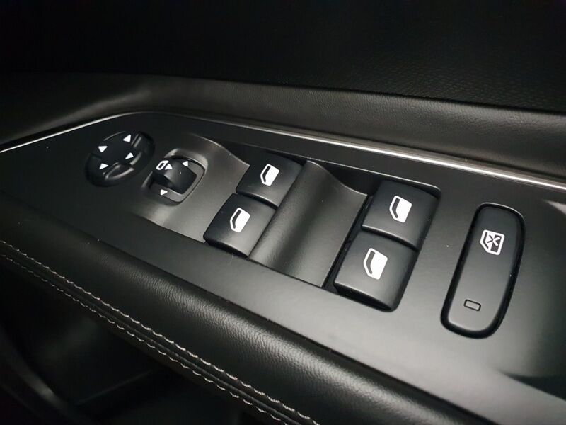 More views of Peugeot 3008