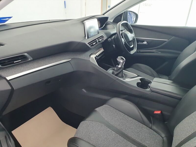 More views of Peugeot 3008